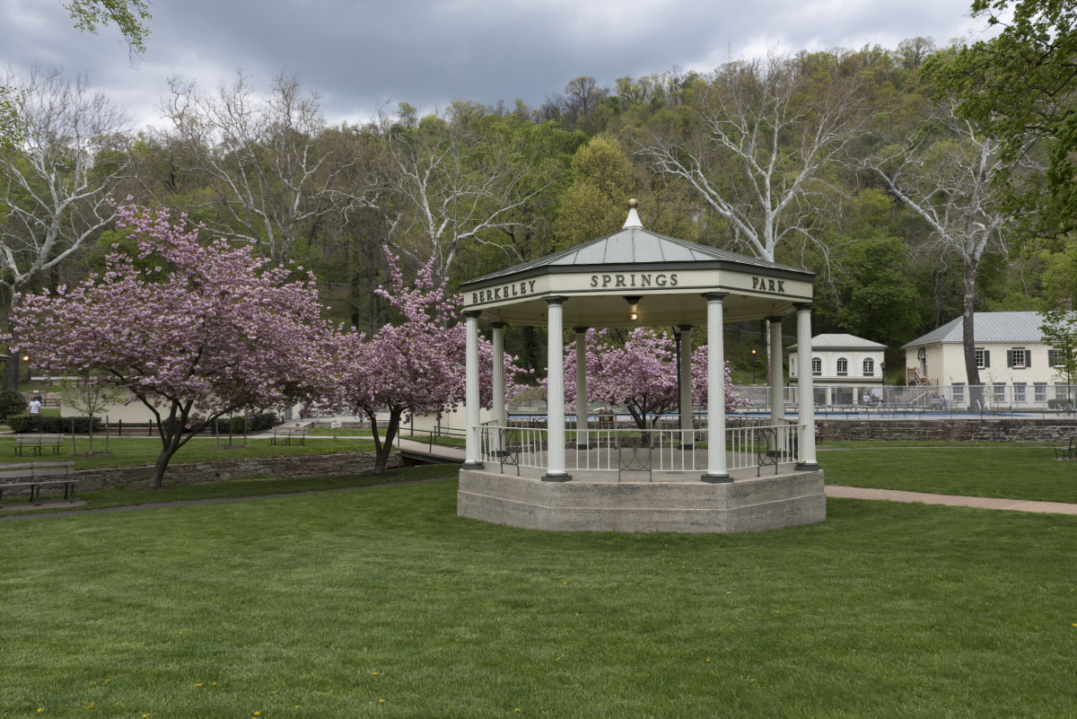 Gazebo and other buildings at the Berkeley Springs Resort in Berkeley Springs, West Virginia LCCN2015631453